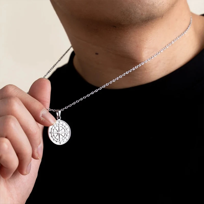 Collier pendentif boussole en acier inoxydable plaqué or 18 carats - Conception de pièce ronde pour hommes et femmes, cadeau de bijoux unisexe étanche