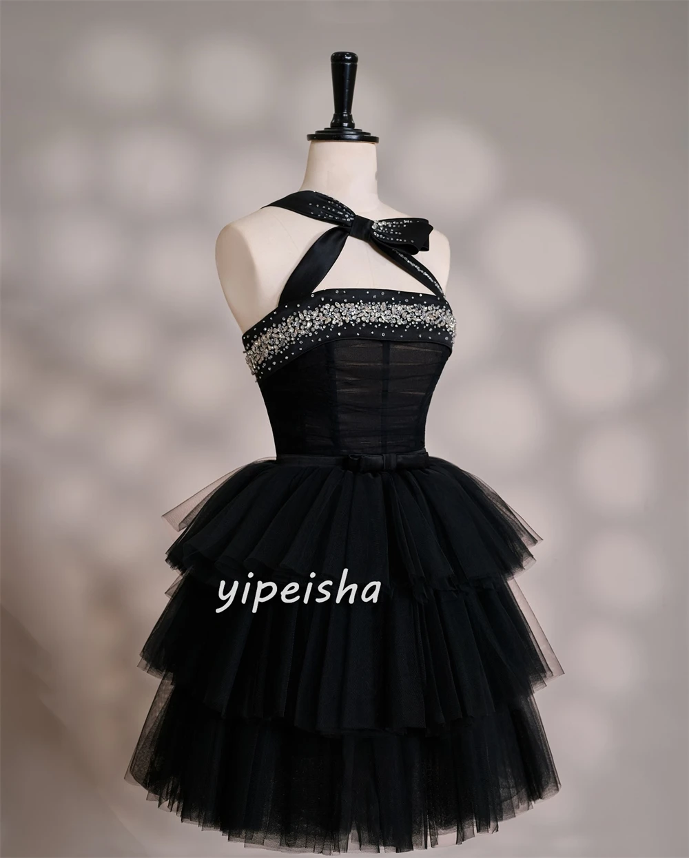 Sukienki szyte na miarę w nowoczesnym stylu, z błyszczącego tiulu, zdobione cyrkoniami, warstwowe, o kroju litery A, z jednym ramiączkiem, o długości do kolan, sukienki na specjalne okazje, klasyczne.