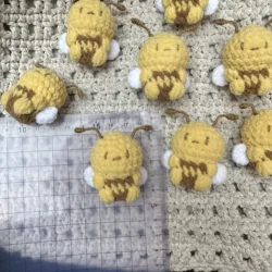 5pcs/lot 4cm Hand Knitting Carton Bees Keychain Creative Home Decoration Funny Handmade Pendant Crochet Bee Doll Ornament Gifts