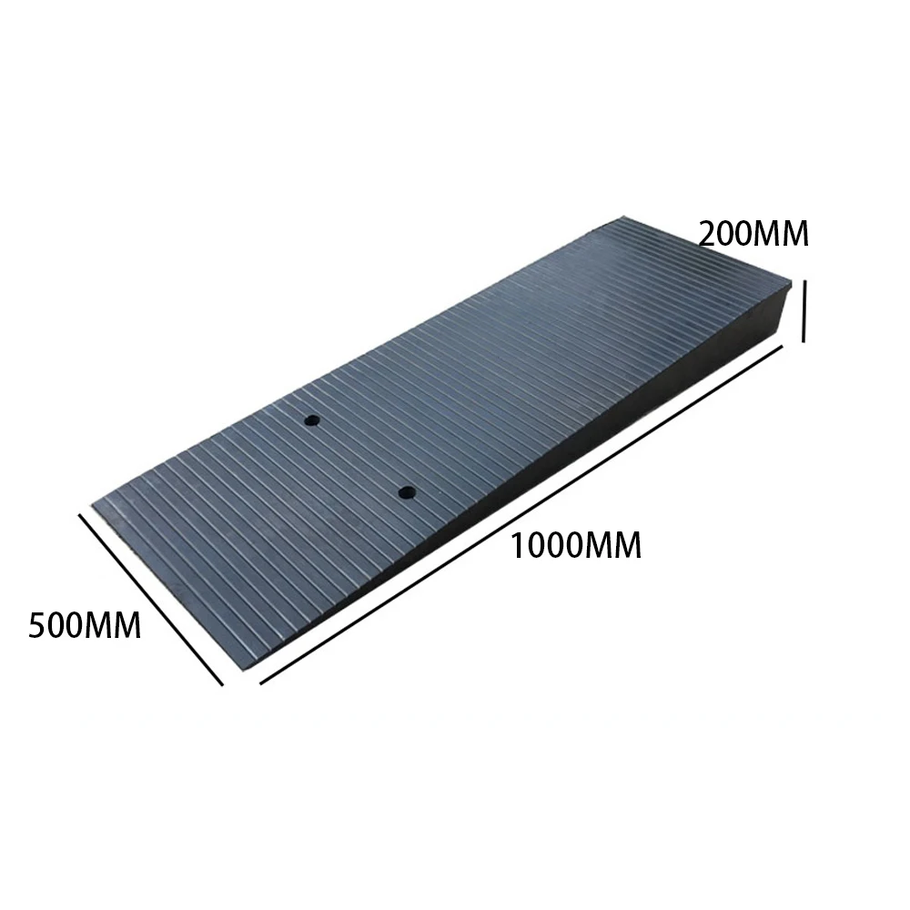 Heavy duty non-slip rubber roadside ramps for driveways and parking lots, durable ramps to ensure the safety of vehicles