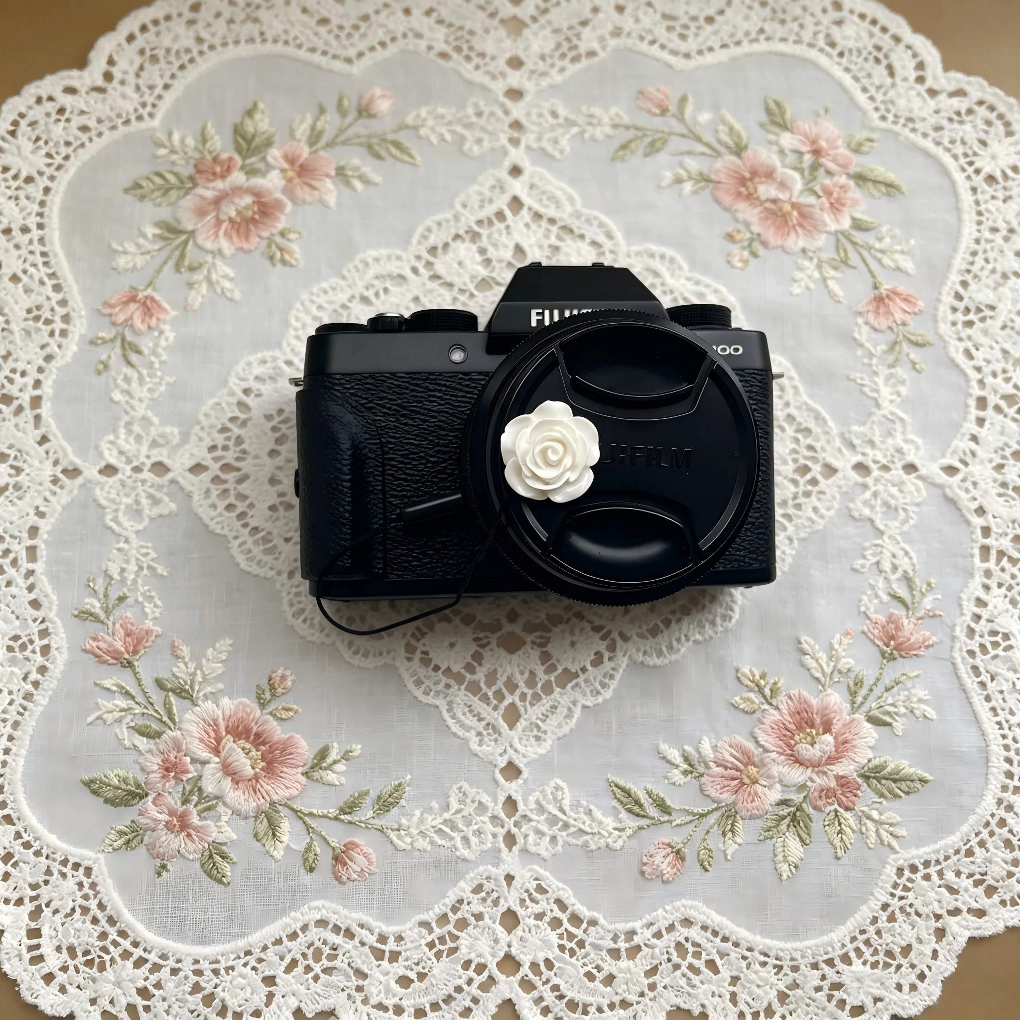 3D White Rose Hot Shoe Cover + Lens Cap Anti-Loss Strap Set, Hot Shoe Cap & Lens Cap Holder Lanyard for Sony Canon Fuji Nikon
