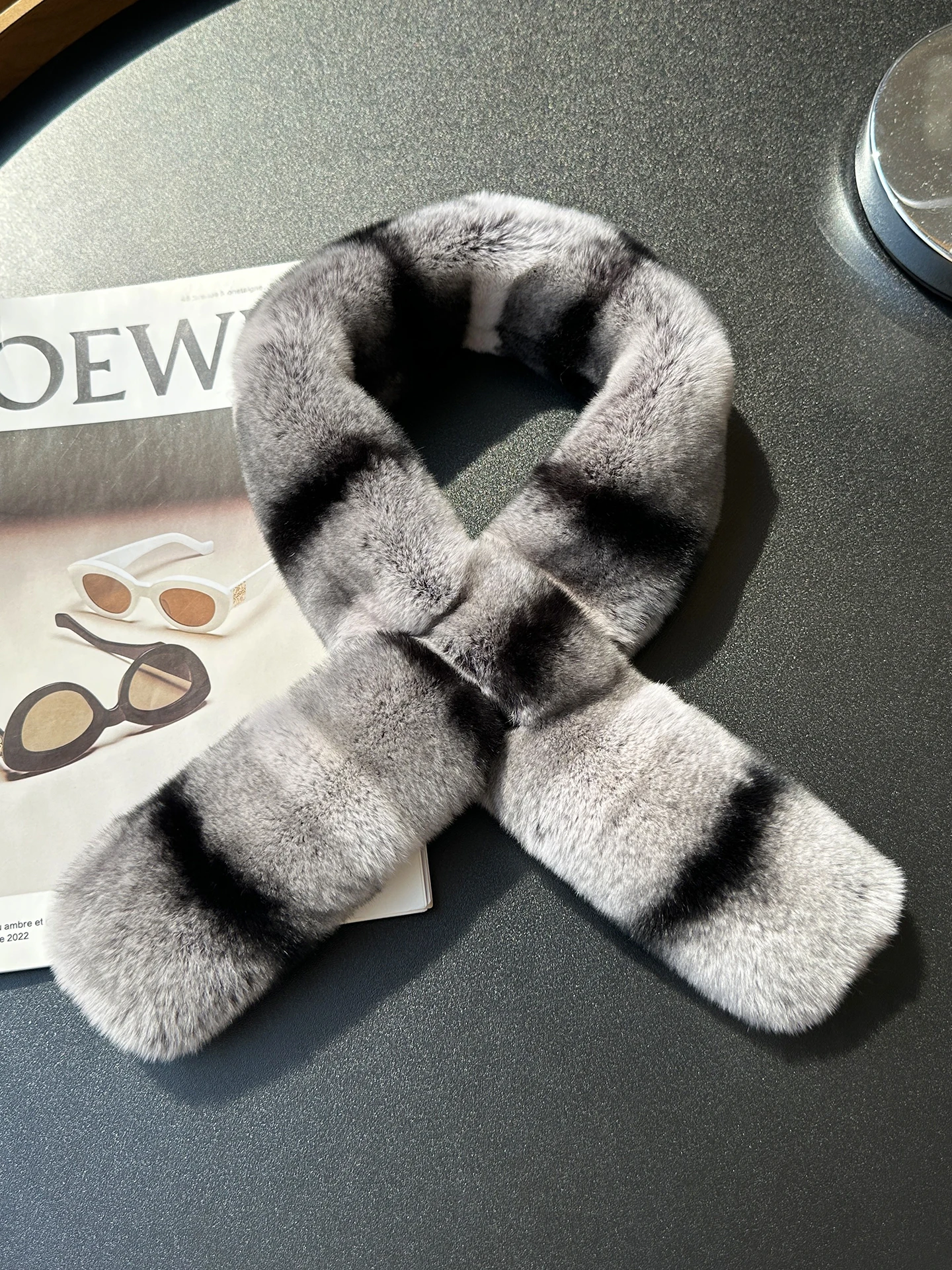 warm-rabbit-fur-scarf-women's-winter-fashion-accessory-versatile-crossed-neck-warmer-thickened-leather-material-gradient-pattern