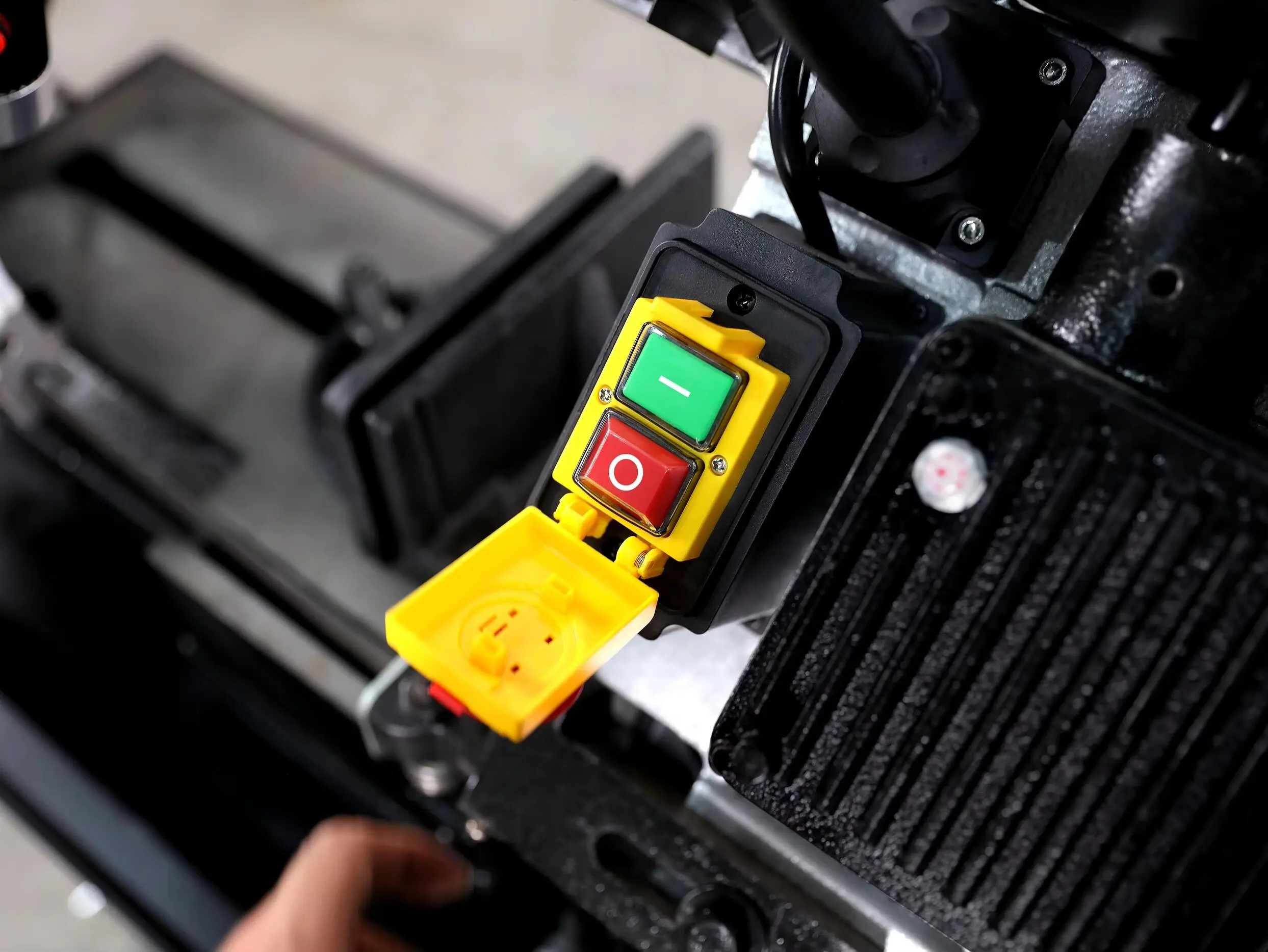 Micro Steel Horizontal Sawing Machine Metal Band Sawing Machine BR-200