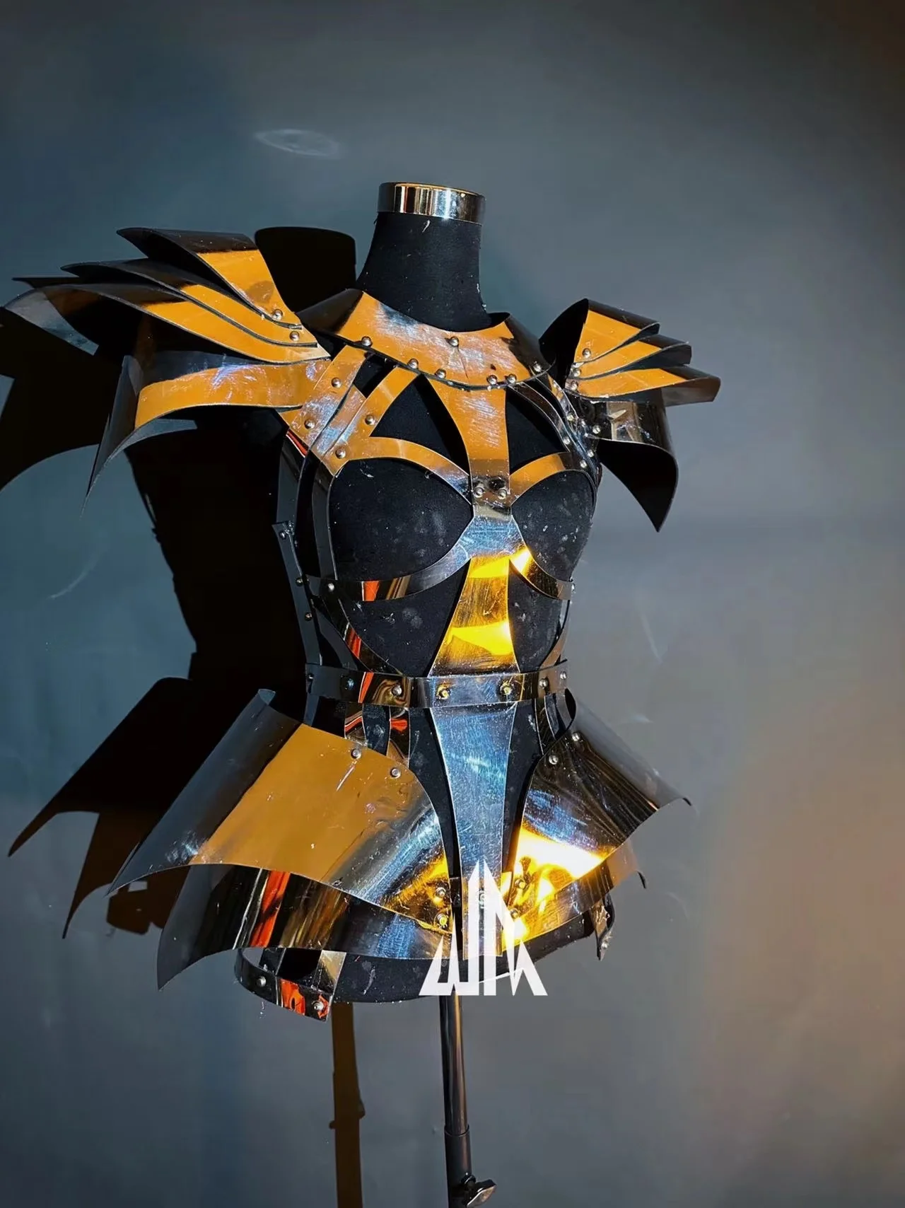 Seksowny srebrny damski kostium z rękawami typu flying sleeve, strój do występów, cosplay dla dorosłych, kosmiczny, z falbankami, na szelkach, gotycka moda, skórzany kostium.