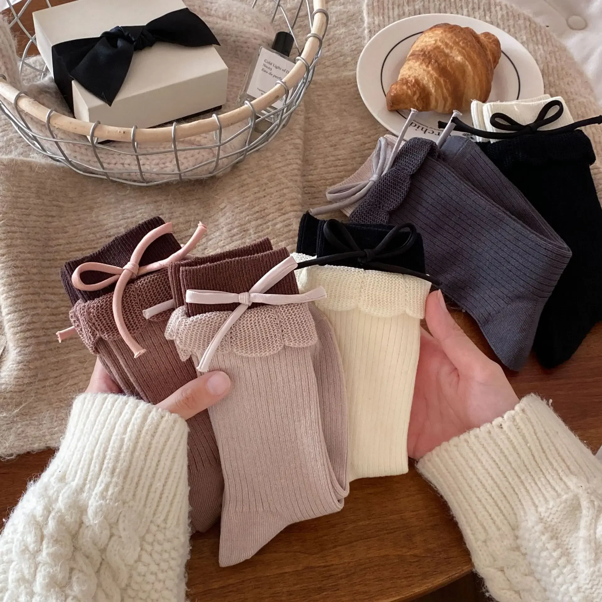 

Новые весенние женские носки, корейская версия, женские средние носки с кружевным бантом, милые универсальные хлопковые носки с ворсом