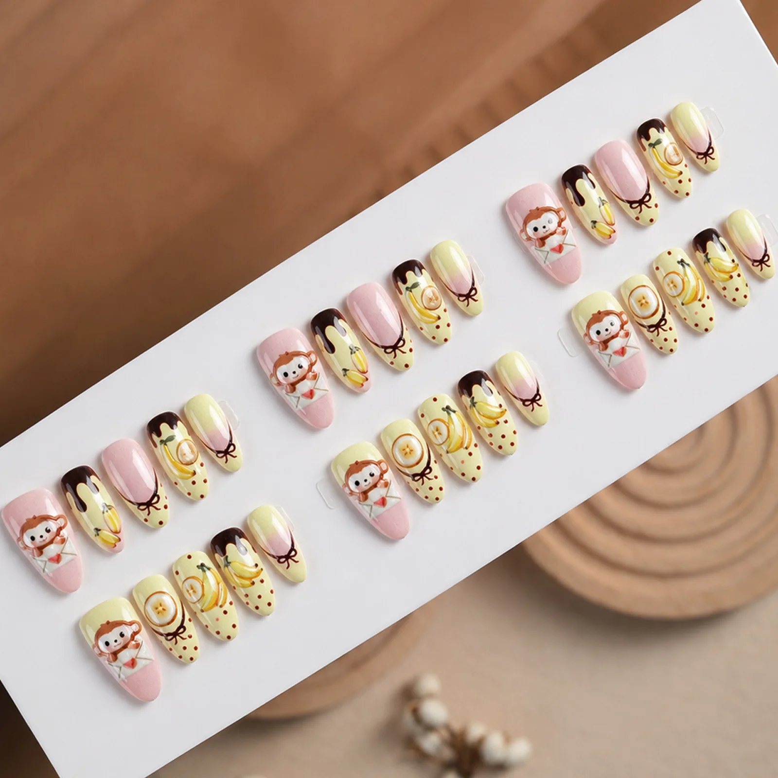30 Stück Press-On-Nägel, niedliche 3D-Affen-Bananen-Kunstnägel, kurze Mandelform, Nude, Gelb, Pink, Nagelspitzen mit vollständiger Abdeckung für Frauen und Mädchen – Detail 4