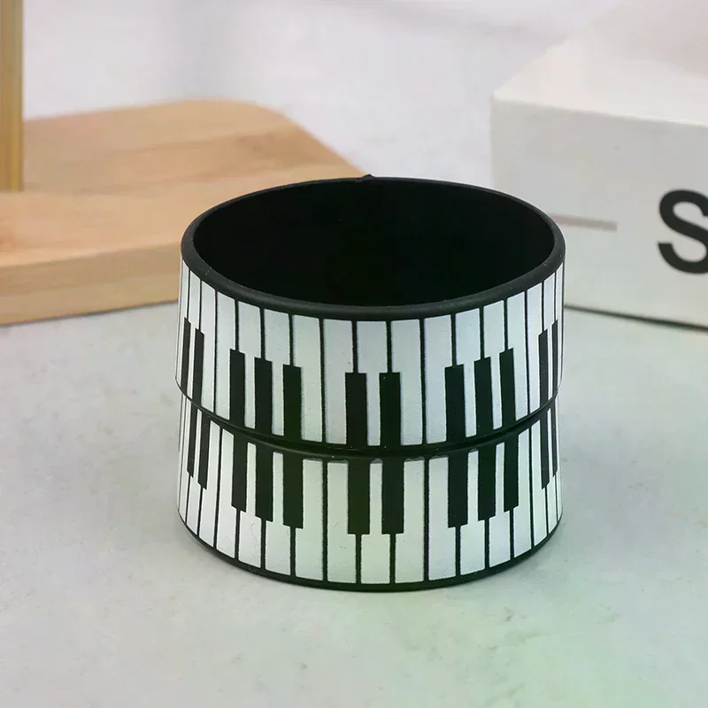 

1 шт. модные силиконовые браслеты с клавиатурой фортепиано, идеально подходящие для любителей музыки и фестивалей, подходят для всех сезонов