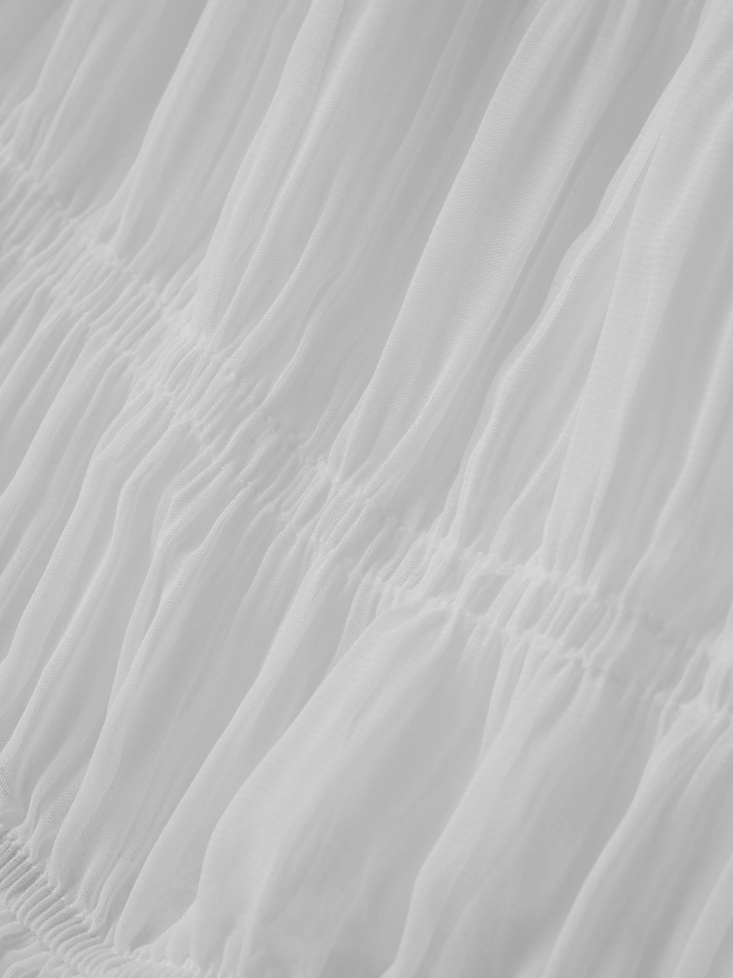 بلوزة أنيقة مزينة بالدانتيل مكشوفة الكتف بأكمام جرس وتفاصيل مطرزة بالزهور لفصلي الربيع والصيف