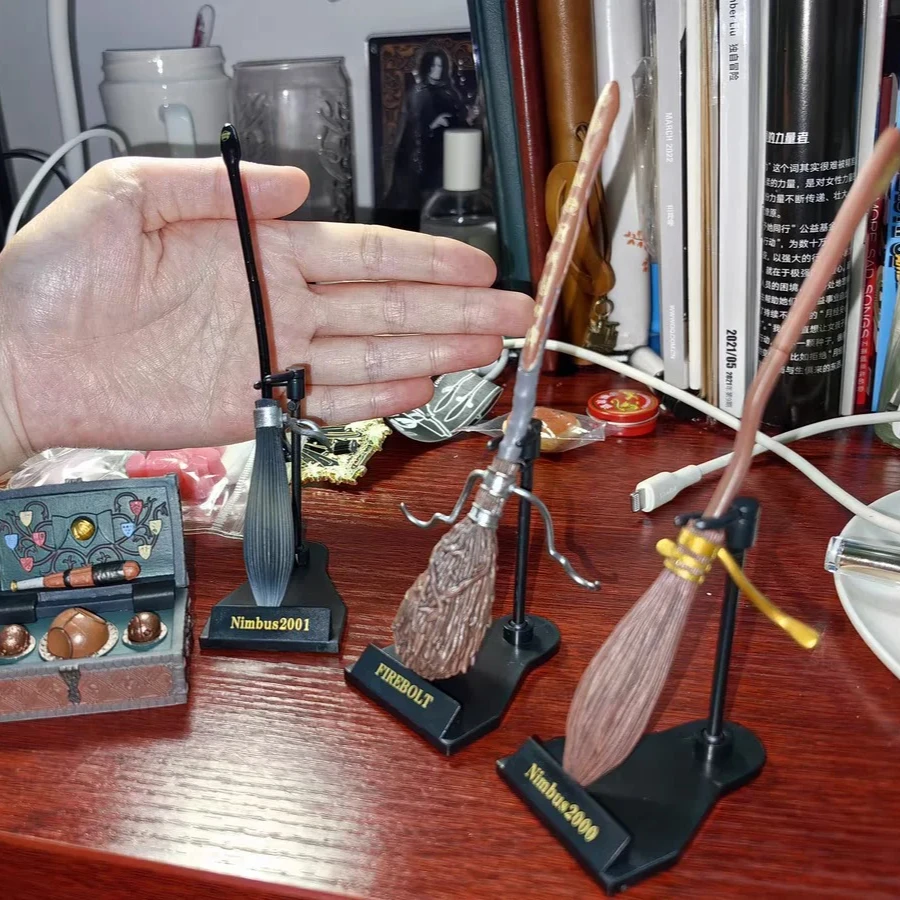 Nieuwe Magische Bezem Mini Ornament Anime Perifere Zwerkbal Bal Doos Licht Wiel 2000 2001 Vliegende Bezem Firebolt Fan Verzamelen Geschenken - afbeelding 2