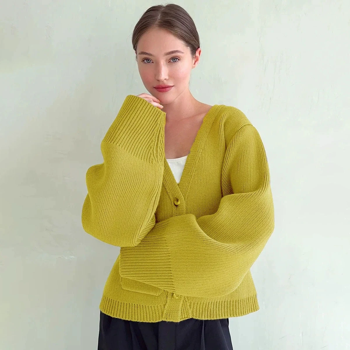 2025 خريف شتاء جديد فضفاض عصري بأكمام طويلة الخامس الرقبة جيب سترة مشغولة من الصوف سترة المرأة