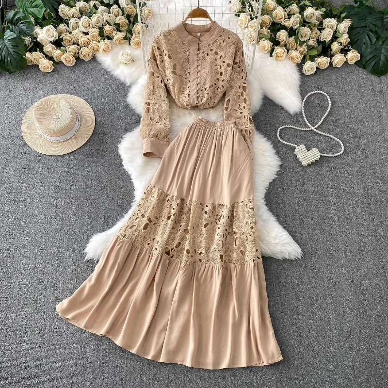 

Комплект из двух предметов: рубашка с длинными рукавами, воротником-стойкой и ажурным кружевом в стиле индустриального дизайна + юбка с высокой талией, облегающая, с элементами пэчворка.