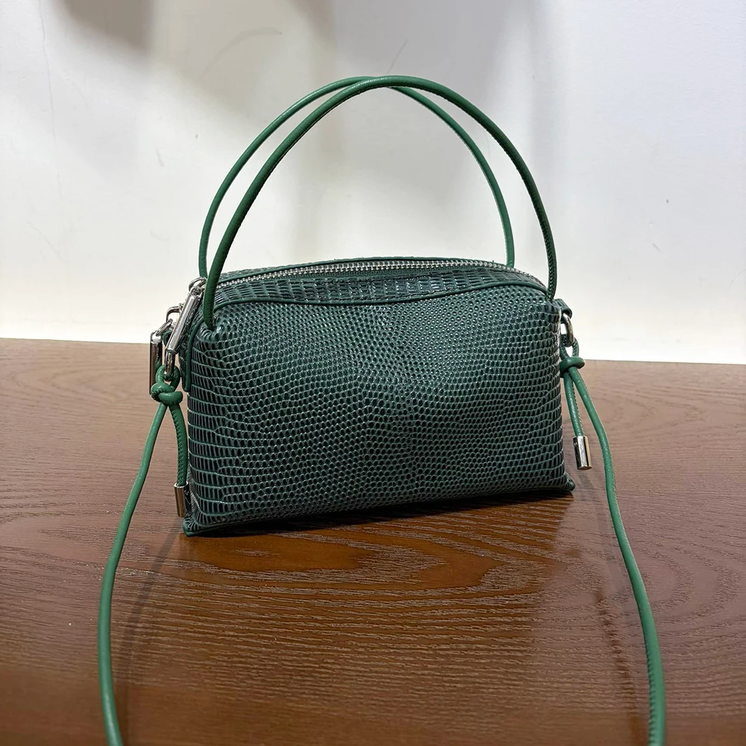 Sac mini en cuir véritable Mendy pour femmes, motif serpent, double poignée supérieure, fermeture éclair, accessoires argentés, design structuré, luxe, créateur original.