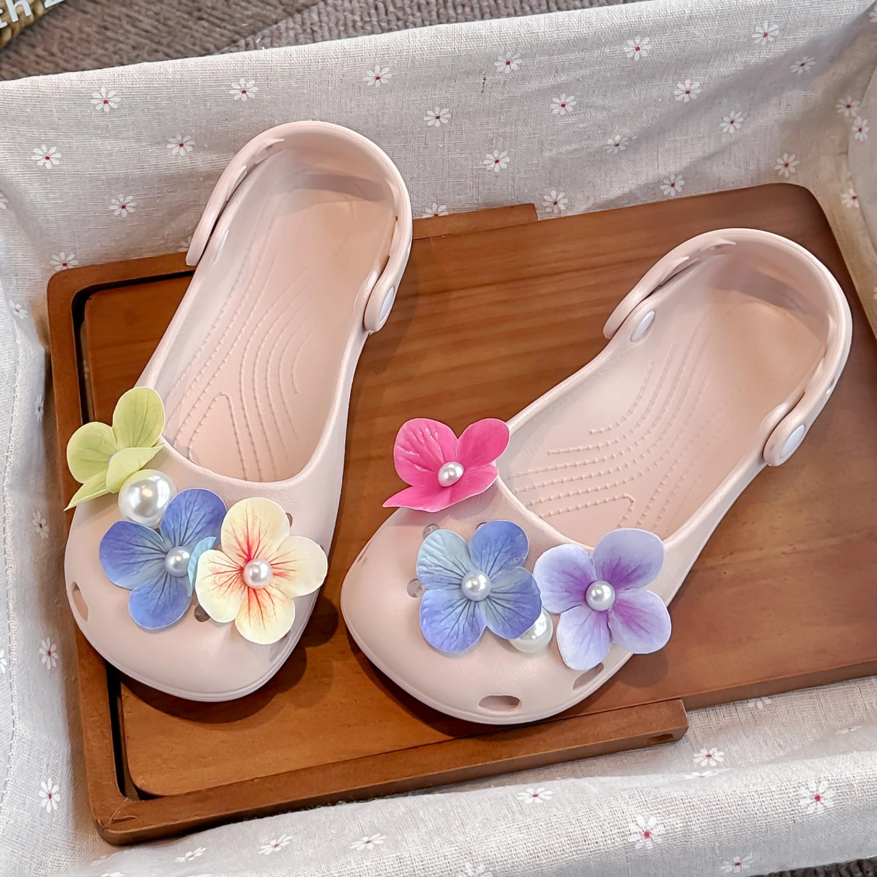 A pair of children's colorful hydrangea Mary Jane clogs,adjustable heel strap,thick EVA anti-slip summer slides KH-k800