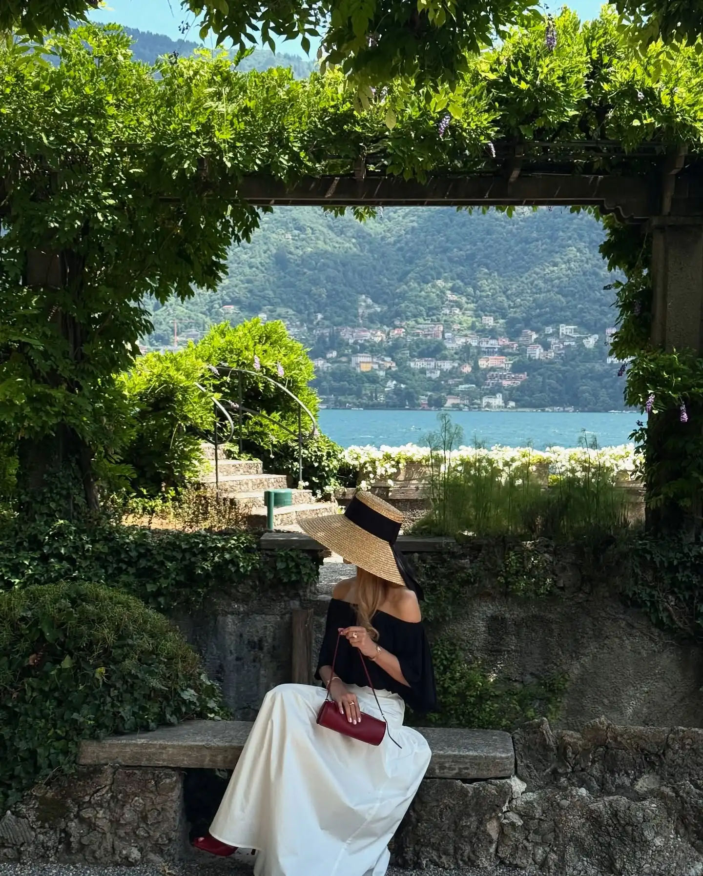 تنورة صيفية أنيقة من الساتان الأبيض لعام 2025 تنورة أنيقة غير رسمية عالية الخصر على شكل حرف a تنانير متوسطة الطول للعطلات مصنوعة حسب الطلب للسيدات عصرية