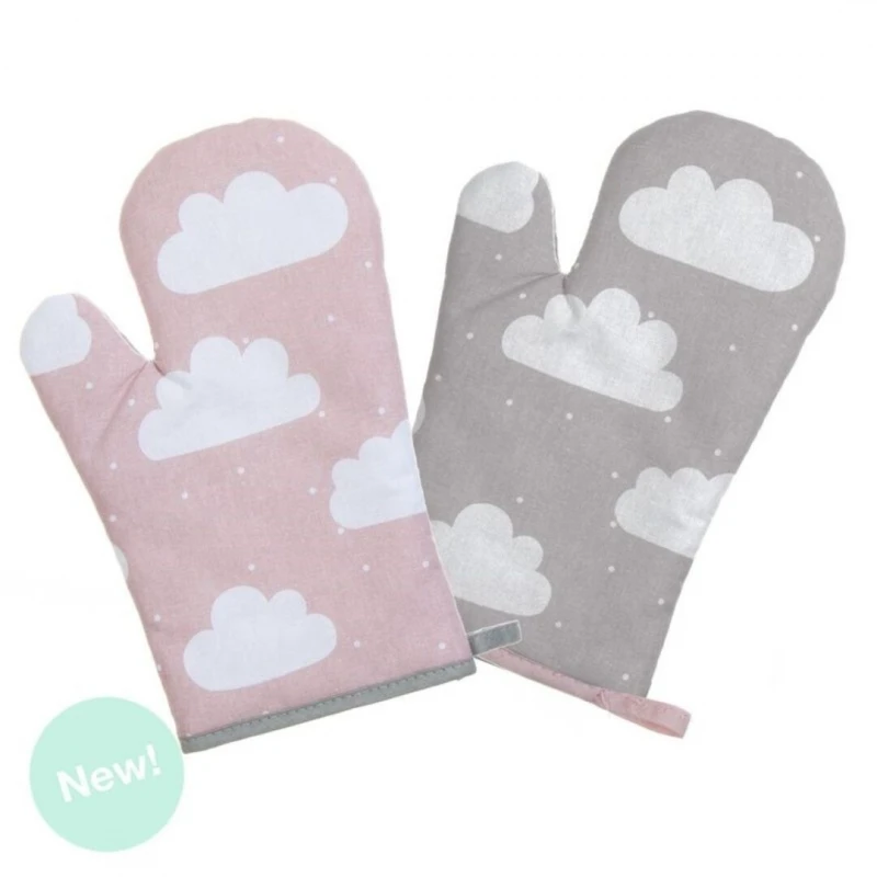 Apron and mittens of children's clouds.