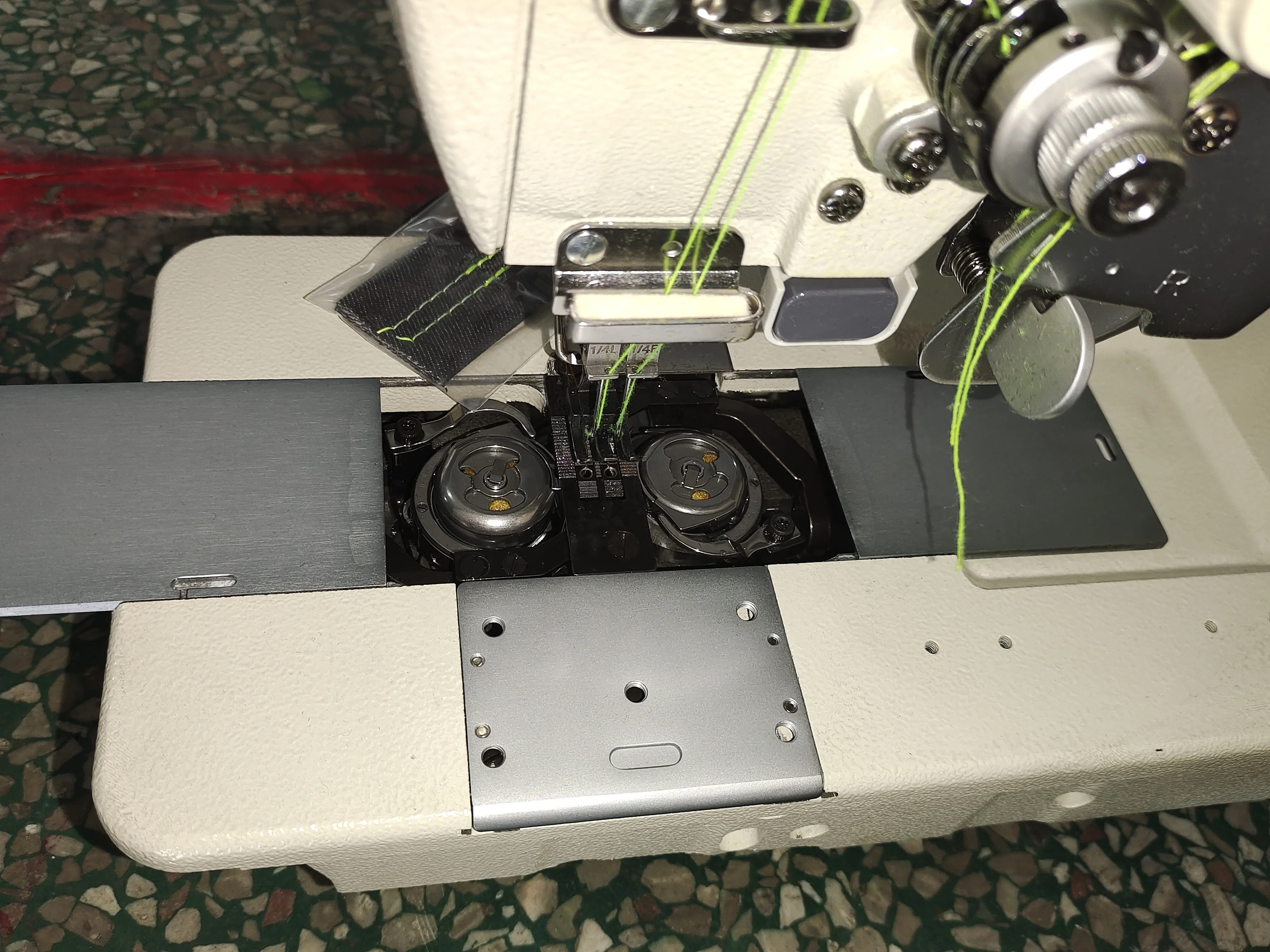 QK-8752D Direct Drive Double Needle Industrial Sewing Machine With Split Needle Bar & Large Hook for Heavy Fabric