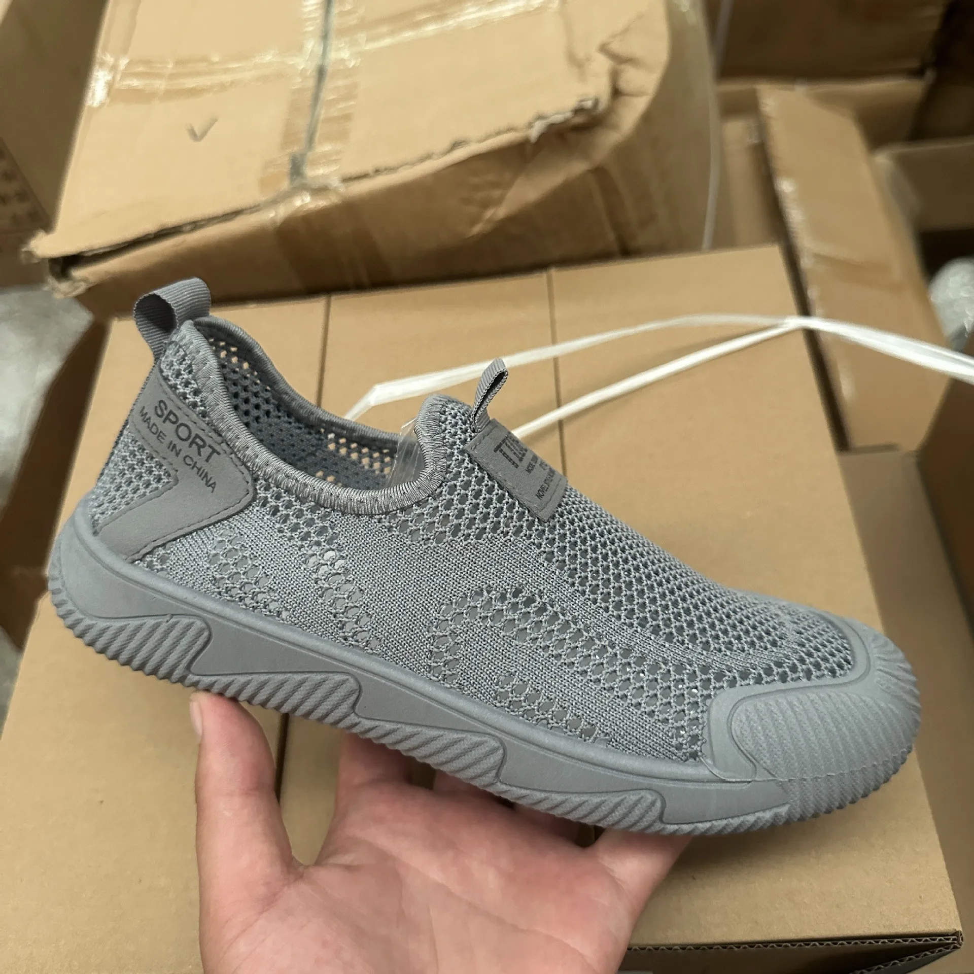Summer new breathable fly-woven mesh men's shoes casual versatile comfortable and lightweight