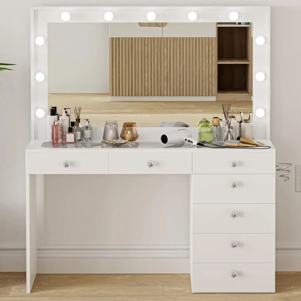 Grande vanité de maquillage avec lumières de la Confédération intégrées, miroir de la Confédération, cintre pour sèche-cheveux, dessus en verre, boutons en cristal, blanc, 7 portes de proximité