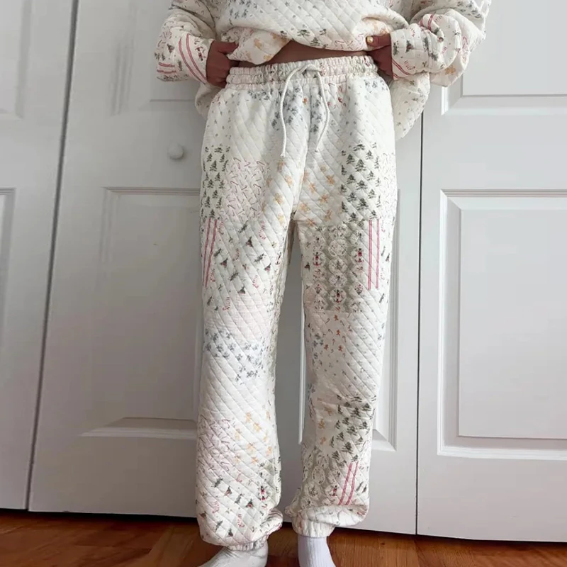 Comfortabele herfst- en winterset in lichte kleuren met bedrukt los pak, halfhoge halstop met broek, thuisset