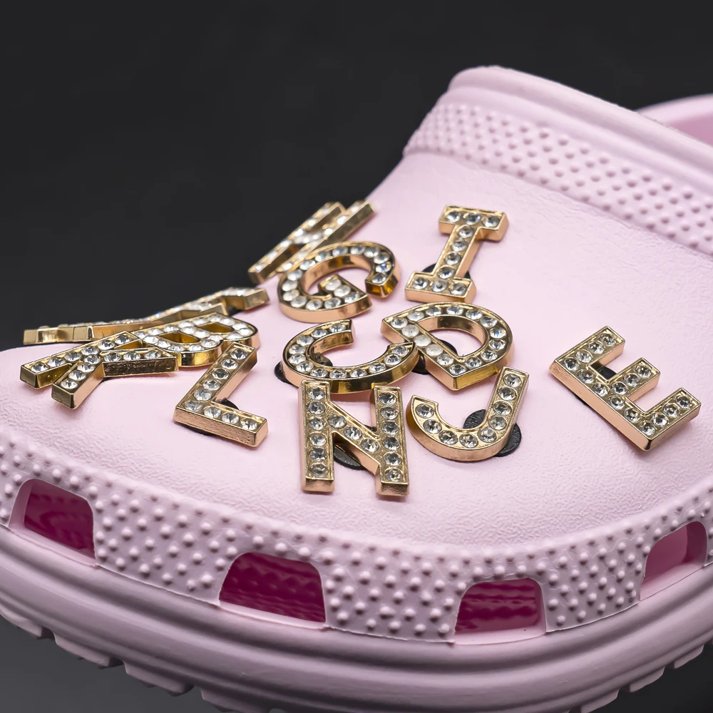 1 stücke Metall Gold Luxus Buchstaben Schuh Charms für Clog Alphabet Schuhe Dekorationen Pins für Frauen Mädchen Sandale DIY Party Gunst Geschenke – Detail 3