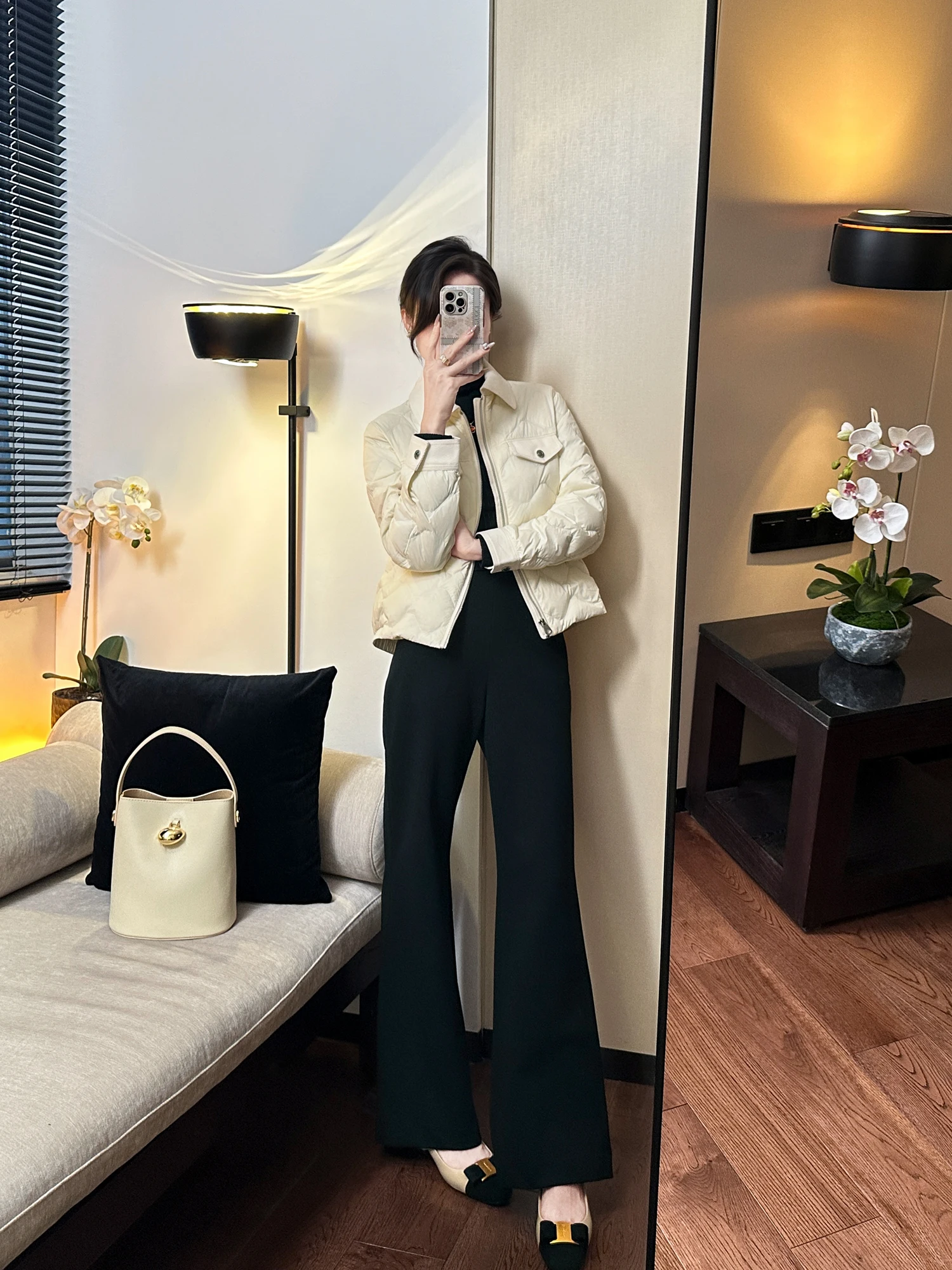 

Роскошное женское зимнее пальто из белого гусиного пуха с отложным воротником и ромбовидной стежкой