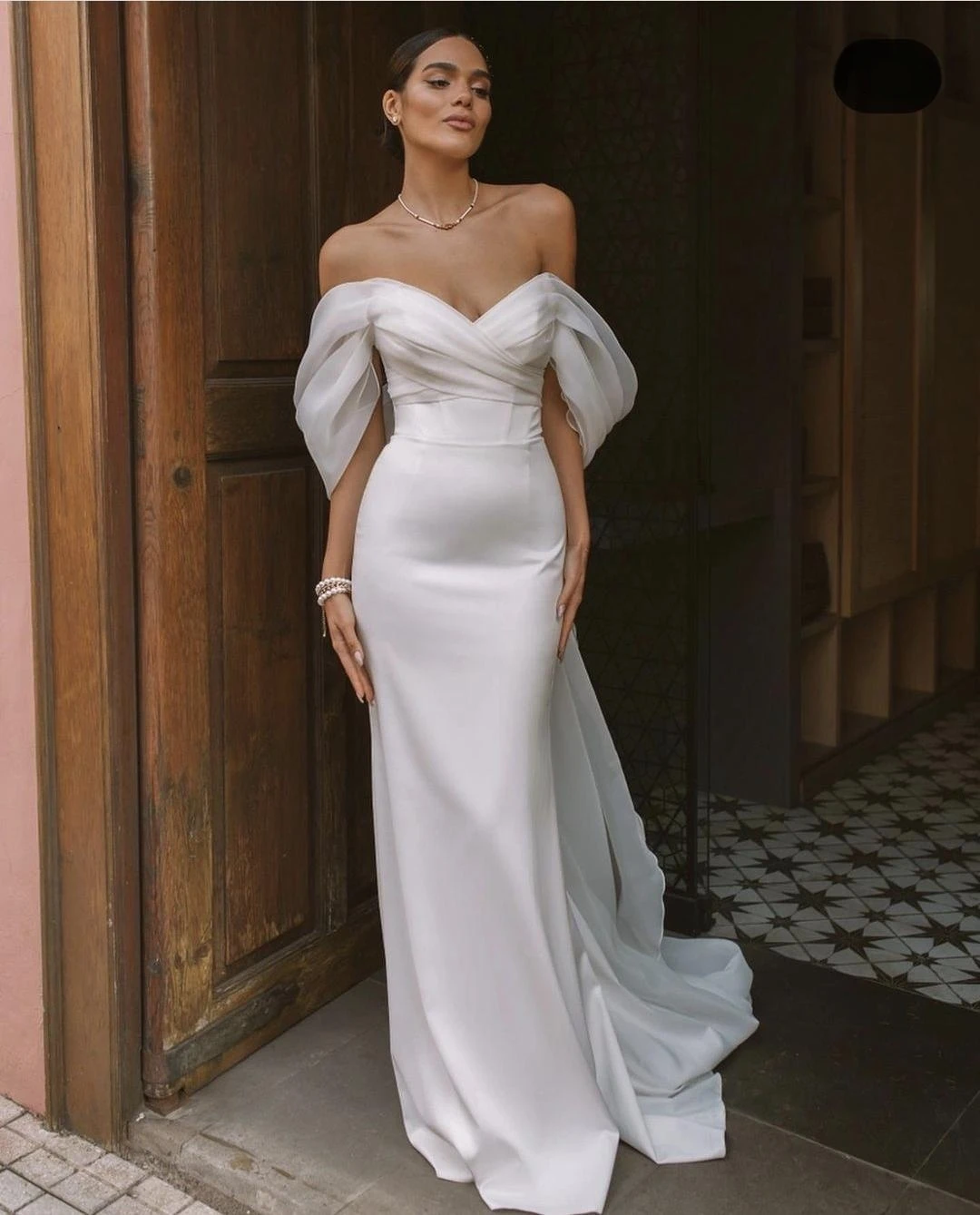 Semplice abito da sposa a sirena in raso manica corta con spalle scoperte in Organza Sweep Train personalizza per misurare abiti da sposa splendidi