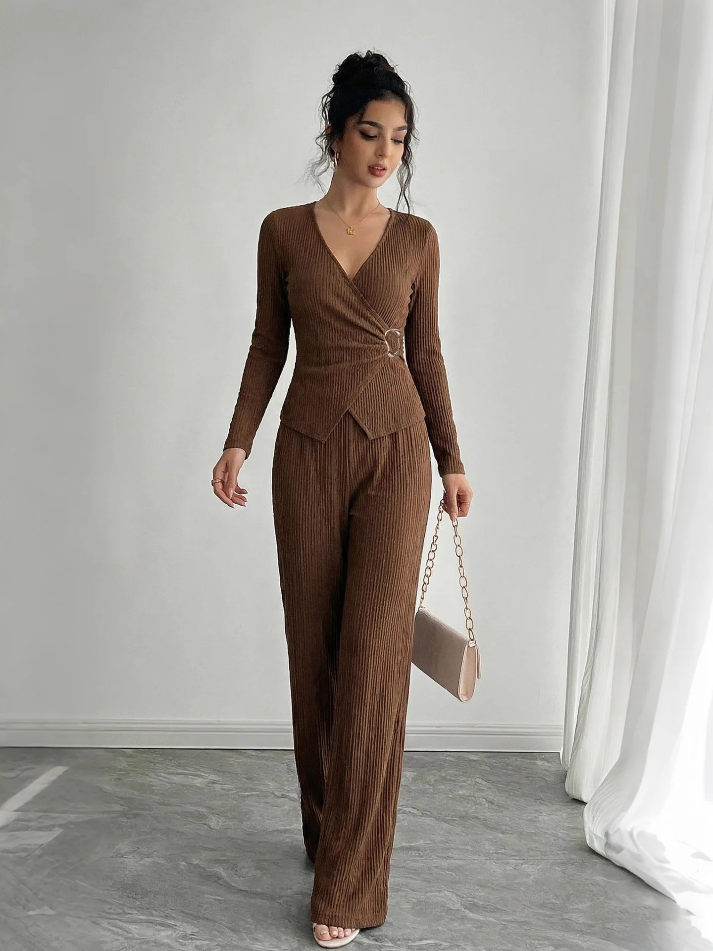 

Spring 2026 Women's Pure Color V-Ne Cross Long Sve Metal Decorated T-irt Pants Set Ele Sle Long Pants Faion Set