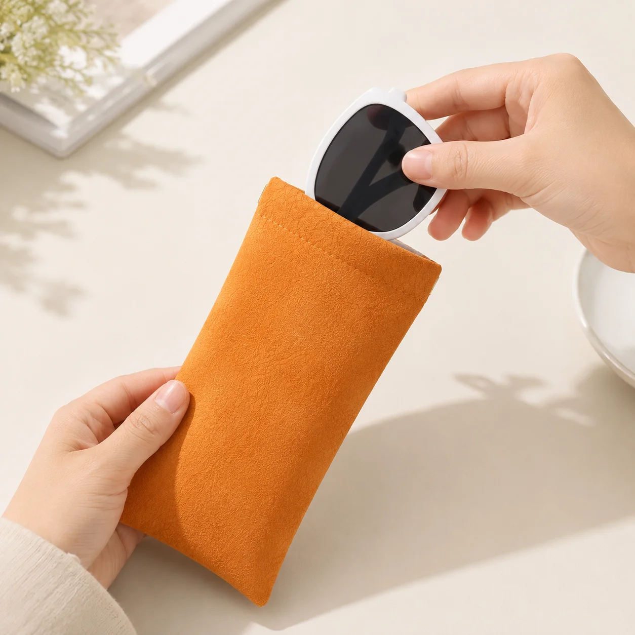 1Pc Magnetic Eyeglasses Pouch Soft Suede Texture Glasses Case Slim Portable Sunglasses Storage Bag for Reading Glasses Travel