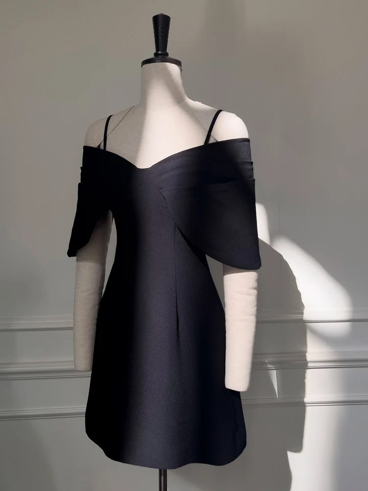 ภาษาฝรั่งเศสคํา Elegant Retro ชุดเดรสสั้นสีดํา V คอปิดไหล่เอวสูง Slim A-Line อารมณ์ Socialite Party Dress ผู้หญิงฤดูร้อน