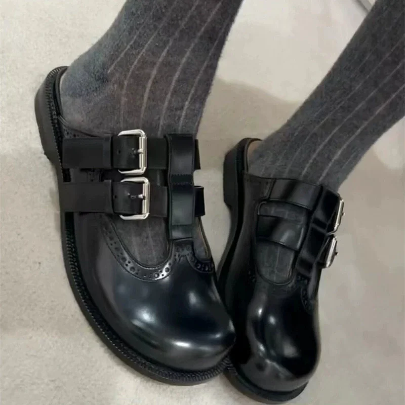 

Дизайнерские женские современные тапочки на плоском каблуке, модные универсальные повседневные пляжные туфли с пряжкой на ремне, уличные летние сабо, женские роскошные новые туфли