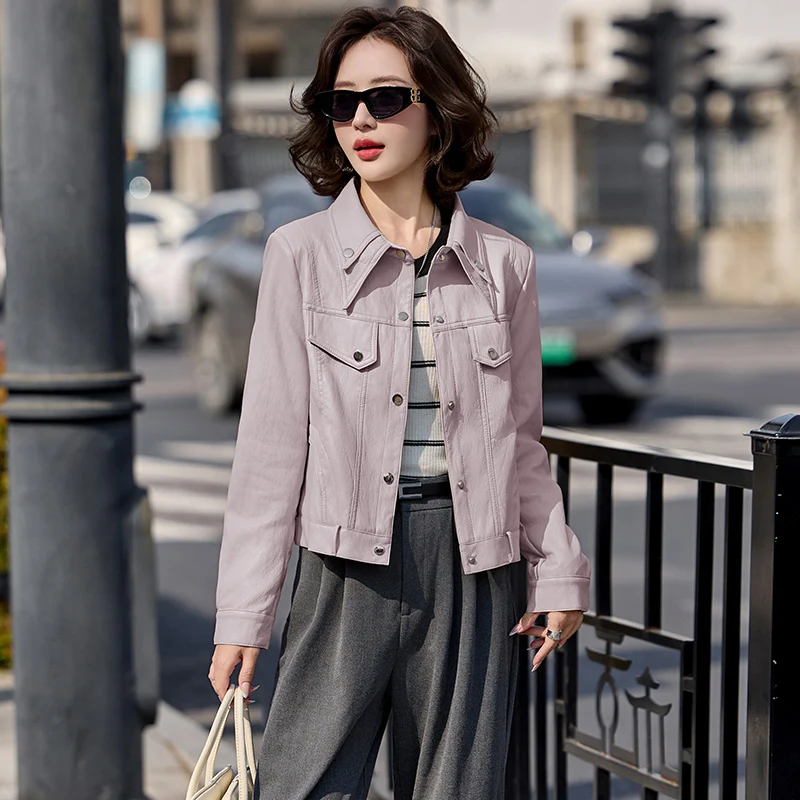 جاكيت نسائي قصير من الجلد الصناعي المجعد لربيع وخريف 2026، بياقة مقلوبة وأزرار أمامية، ملابس خارجية عصرية