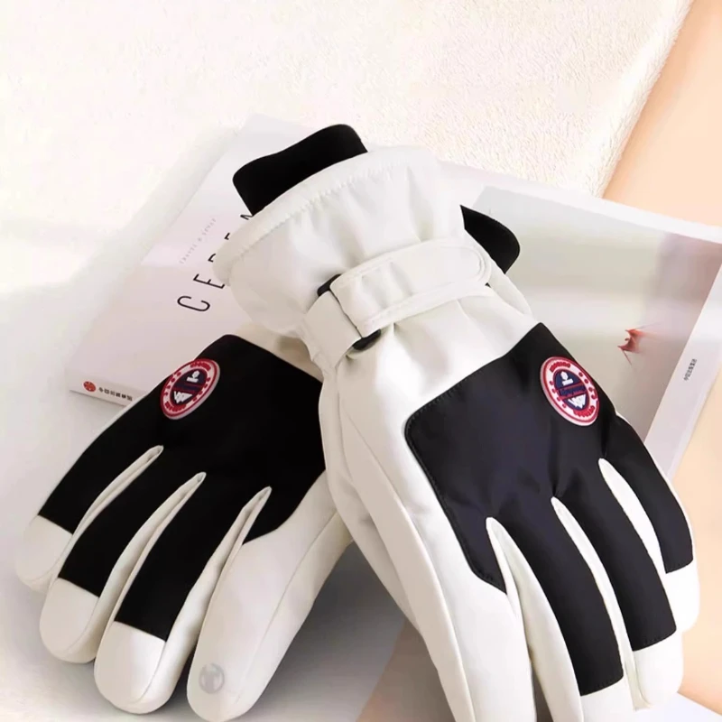 

A Pair of Winter Outdoor Ski Gloves Windproof Waterproof Fleece Sports Warm Gloves Fashion Design Sports Equipment Accessories