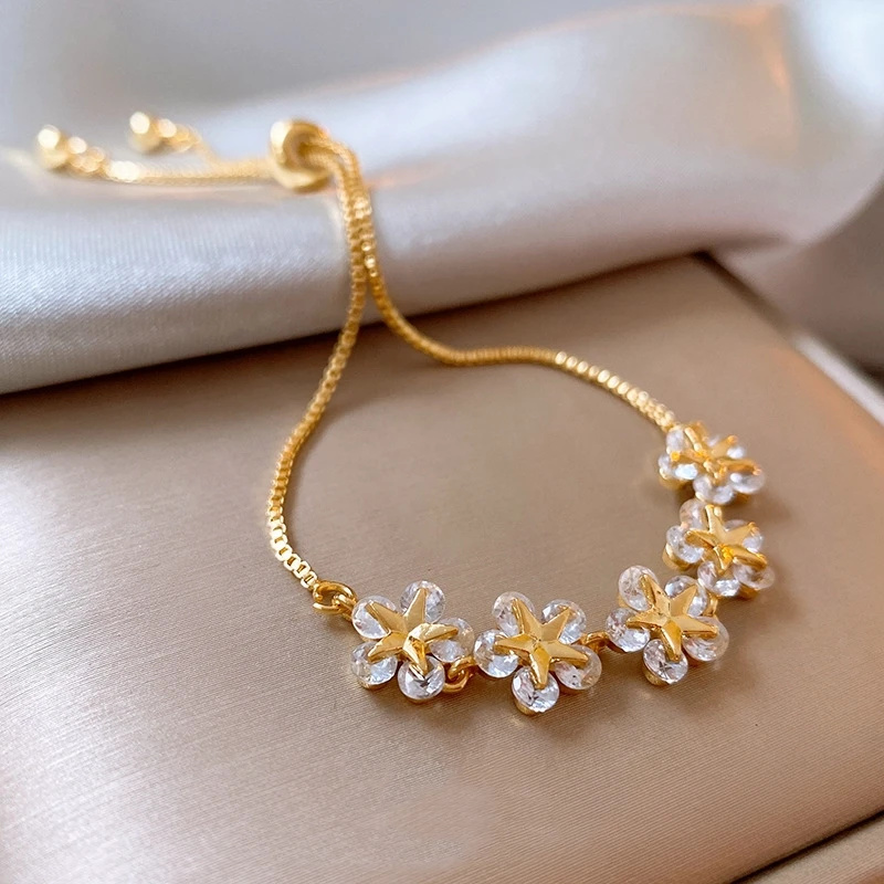 Eleganti braccialetti coreani con strass intarsiati moda braccialetto con ciondoli a forma di fiore color oro per accessori per gioielli da donna