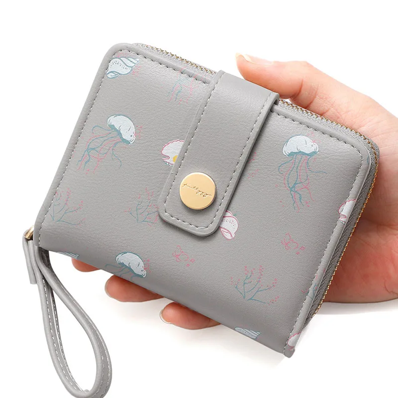 

Брендовые кошельки для женщин, новинка 2026, женский короткий кошелек с пряжкой из искусственной кожи, кошелек для монет с принтом, мини-женские кошельки Carteras