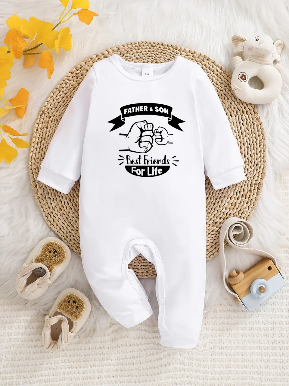 

A baby long-sleeved onesie with interesting letter prints. It features a buttoned design for easy putting on and taking off, and