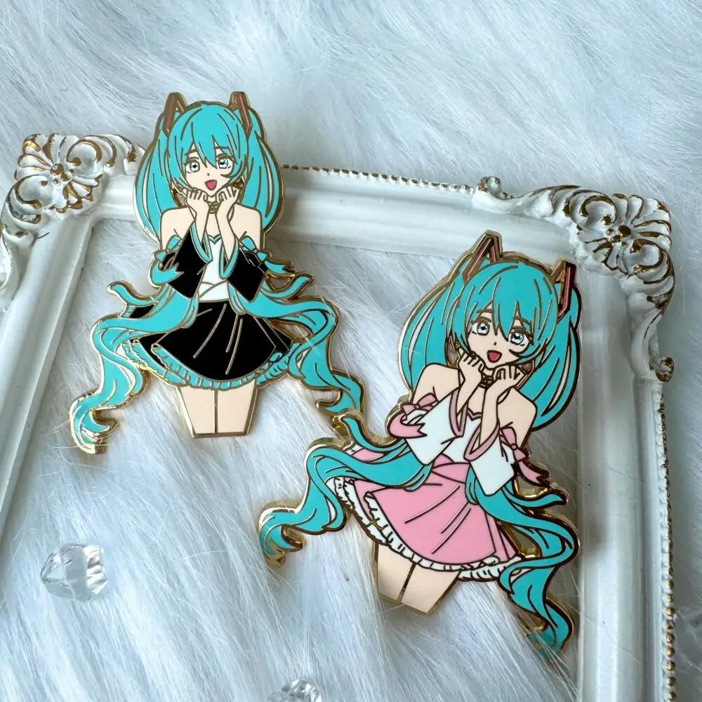 Hatsune Miku Distintivo in metallo a forma umana Spilla in metallo simile al smalto Cartoon Anime Hatsune Miku Accessori Distintivi