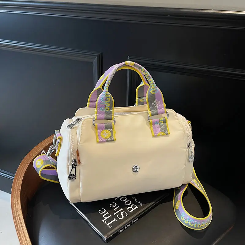 

Daily Travel Simple Versatile Wide Shoulder Strap Commuter Bag Women's New Lightweight Large Capacity Shoulder Messenger Bag