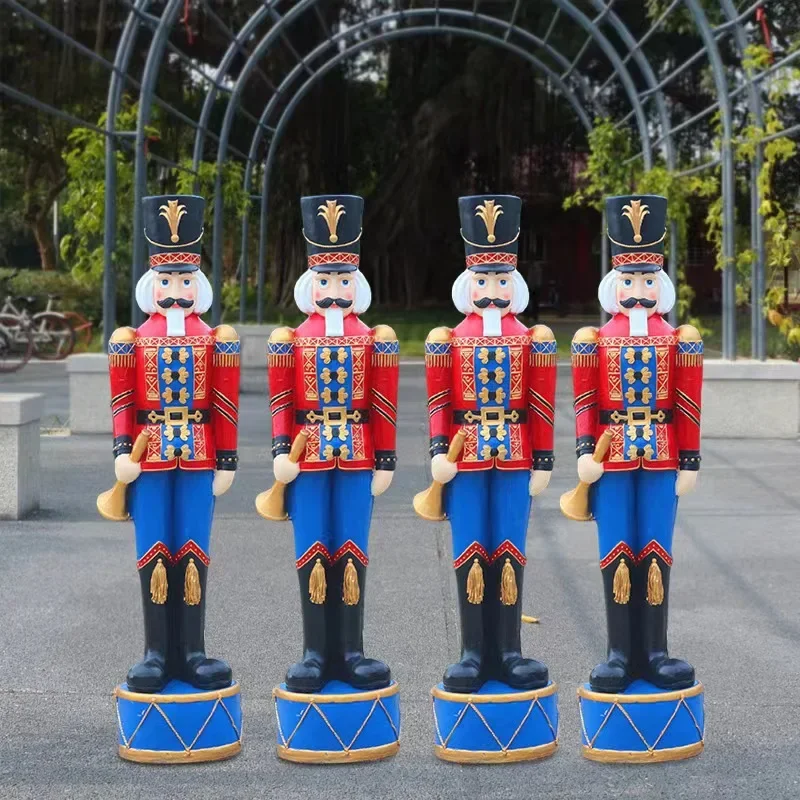 European character walnut soldier nutcracker fiberglass sculpture shopping mall hotel British soldier welcome doll ornament
