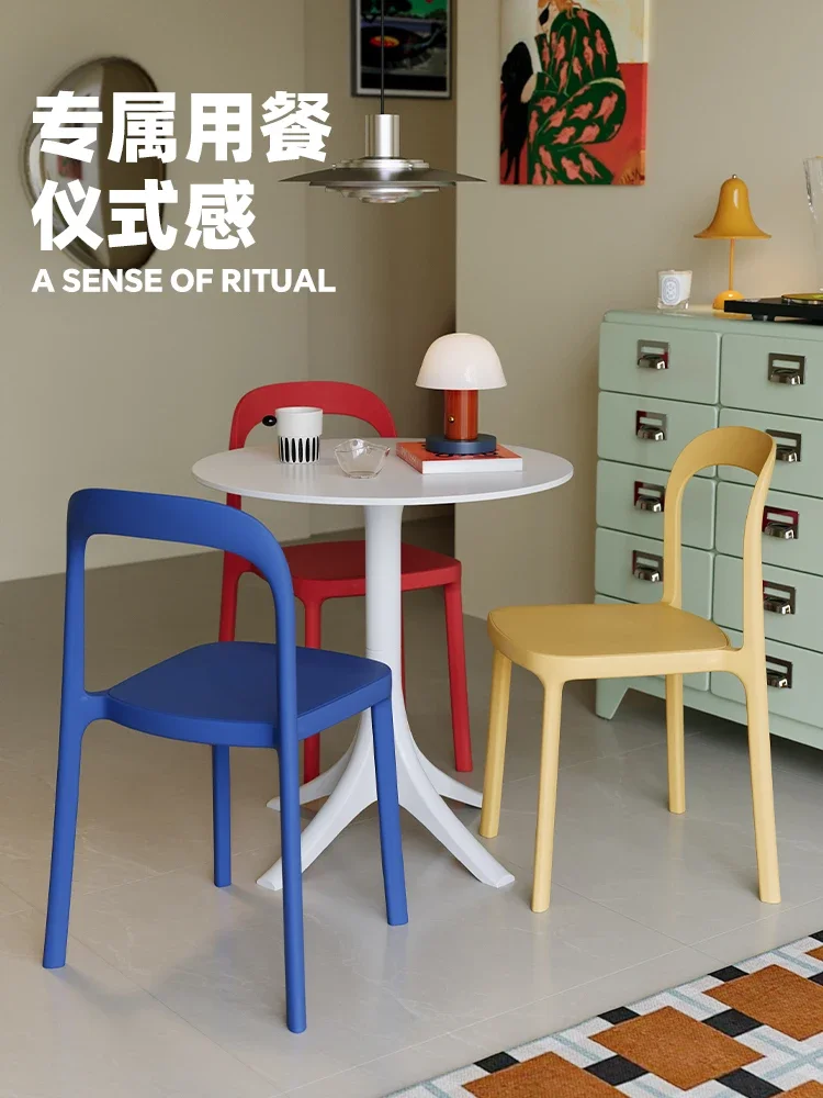 Sedia da pranzo nordica, plastica addensata impilabile per uso domestico, sedia per il tempo libero con schienale per piccoli appartamenti, negozio di dolci e caffetteria