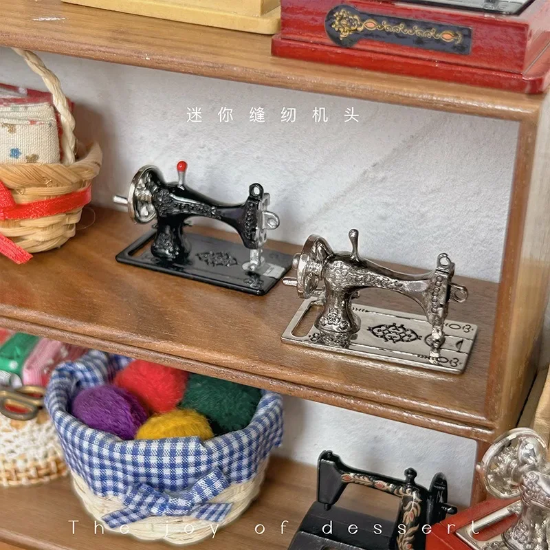 1:12 Scale Dollhouse Mini Retro Sewing Machine Head, Nostalgic Miniature Model for Clothing Store Scene Decor Accessories