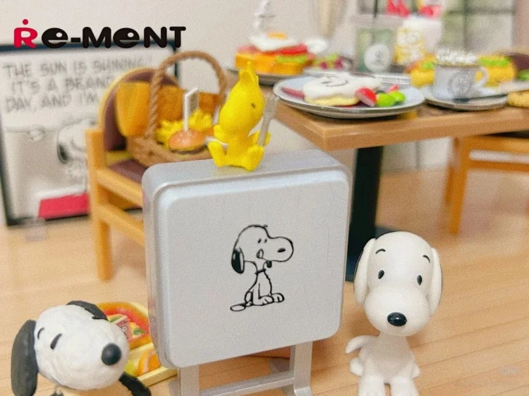 โมเดลจิ๋ว รีเมนท์ ฉากสนูปปี้พบกับเพนท์สที่ร้านกาแฟ ฟิกเกอร์โชว์ ของเล่นไข่เซอร์ไพรส์ กล่องสุ่ม ของสะสม ฟิกเกอร์สนูปปี้