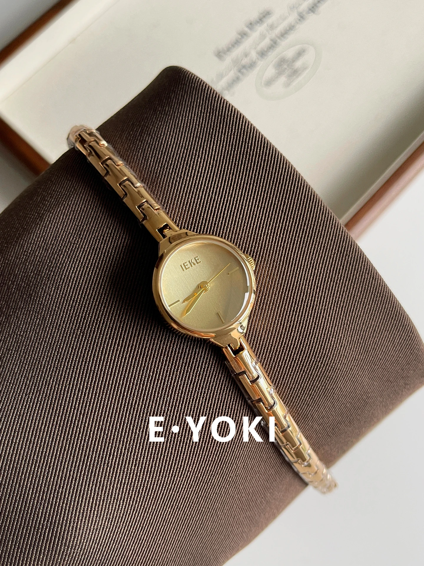 

Round gold bracelet fashion women's light luxury high-end exquisite quartz watch women's gift for women fashionable quartz watch