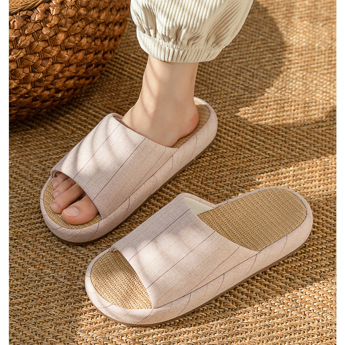 شباشب من القطن والكتان للنساء والرجال للخريف والشتاء أحذية أرضية منزلية نعل سميك نسيج قابل للتنفس مضاد للانزلاق للأزواج شرائح داخلية