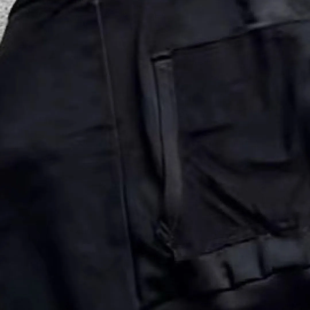 سويت شيرت بغطاء للرأس بأكمام طويلة مع سترة Y2K سوداء اللون مزخرفة بشكل مثقوب