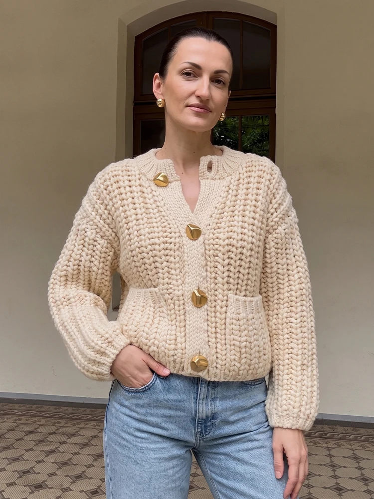 Street Fashion Winter 2026 - HH Wanita Elegan Kardigan Rajut Beige