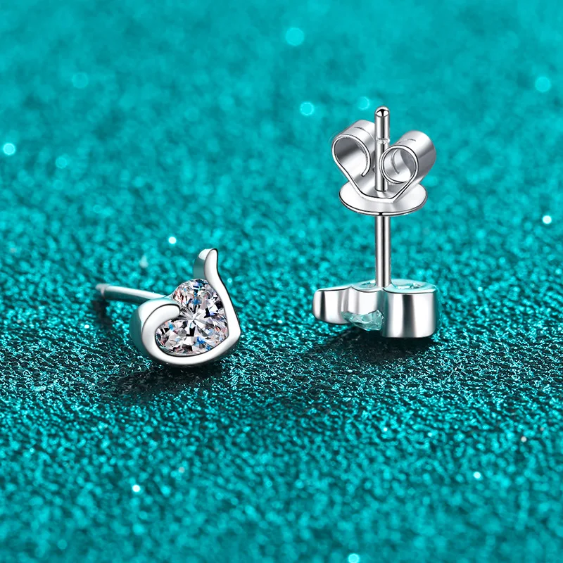 

0.6ct Moissanite S925 Silver Stud Earrings for Women Plated Pt950 Love Heart Ear Studs Lover's Gift Fashion Jewelry Wholesale