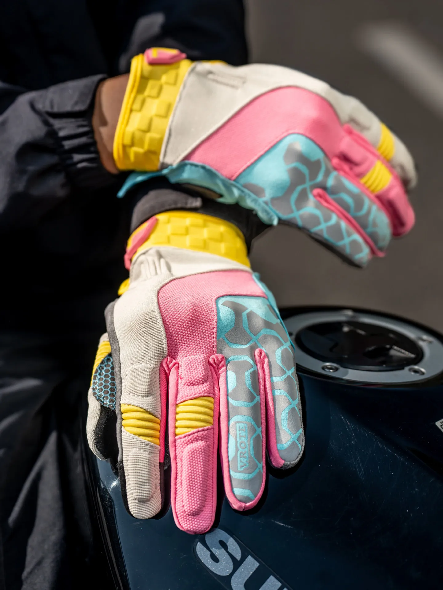 V035 motorcycle gloves motorcycle windproof, anti-fall and anti-skid multicolor color matching wear-resistant touch screen