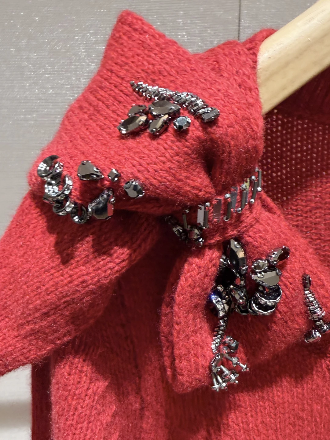 Ele Rosso lavorato a maglia lungo Sve rotondo Ne Knot Diamond incorporato Slim Fit Maglieria Primavera 2026 Faion Top da donna