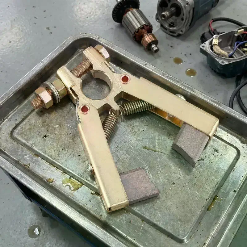 

Держатель угольных щеток ножничного типа с двойным креплением для электроинструмента, диаметр отверстия 12 мм, медный держатель угольных щеток