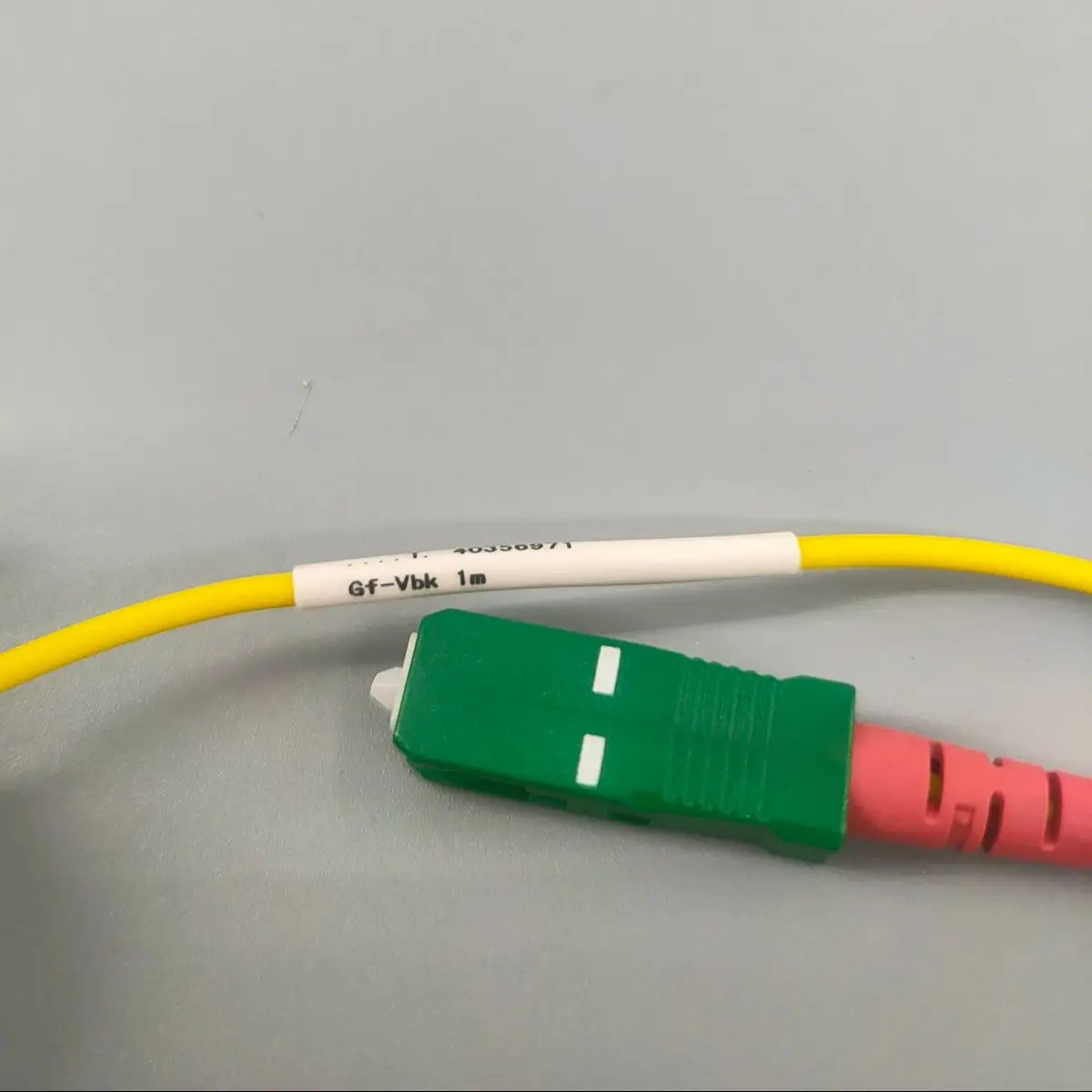 كابل الألياف الضوئية SC/APC إلى SC/APC وضع واحد 1 متر 2.0 مللي متر LSZH بيند غير حساس FTTH داخلي جودة عالية